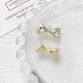 Detalle macro de conectores para joyas en forma de lazo con cristal y metal para diseño DIY - Transparente Base Dorada (D4898)