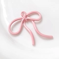 Detailopname van een roze strikhanger met emaille afwerking voor DIY sieraden maken - Roze
