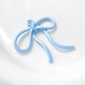 Detail van hemelsblauwe strikhanger met metalen oogje voor DIY sieraden en creaties - Hemelsblauw