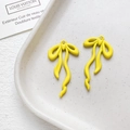 Dettaglio di ciondoli a fiocco giallo con lunghe nappe ondulate per gioielli fai-da-te - Giallo Brillante