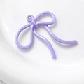 Macro-opname van een lichtpaarse strikvormige hanger voor DIY-sieraden maken - Lavendel