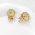Vista dettagliata di ciondoli acchiappasogni in oro 14k con zirconi e centro floreale - Oro 18K