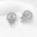 Dettaglio del ciondolo a castello in oro 14k con perla, zirconi e dettagli floreali - Oro Bianco