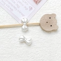 Close-up van witte parelmoer strikkralen voor handgemaakte sieraden en DIY - 3D Strik (1#) / Witte Parelglans Strik
