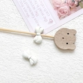 Detail van DIY sieradenset met houten berenkop en witte harsstrikjes op kaart - Harslook Strik (2#) / Crèmewitte Strik