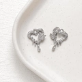 Détail de pendentifs cœur argentés avec design de lave fluide et motif papillon en zircon - Style Cœur Argenté avec Papillon (2#)