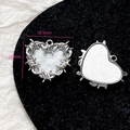 Detail eines silbernen Herzanhängers mit Dornenkante, Größe 28,5 mm x 26 mm - Silber Dornen Herz (9#)