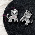 Makroansicht von Katzenanhänger mit rosa Herzsteinen und Maßen von 21x25 mm - Strass Katze (12#)