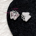 Makro-Detail von rosa Schmetterlingsanhängern mit Kristallinlay und Metallstruktur - Rosa Strass Schmetterling (15#)