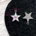 Nahaufnahme von sternförmigen Anhängern mit den Maßen 19 mm x 17 mm für DIY-Schmuck - Bunter Stern (16#)