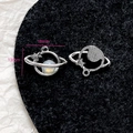 Detailansicht der Planetenanhänger mit Opalsteinen und 18mm Größenangaben für DIY-Schmuck - Opal Saturn (19#)