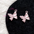 Makroaufnahme von rosa Schmetterlingsanhängern mit Größenangaben von 17mm mal 22mm - Rosa Rose Schmetterling (20#)