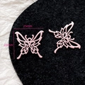 Detaillierte Makroansicht von rosa Schmetterlingsanhänger aus Metall in 25 mm x 23 mm - Rosa Hohl Schmetterling (24#)