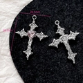 Detailansicht der Vorder- und Rückseite des gotischen Kreuzanhängers mit rosa Herz-Zirkon - Rosa Herz Kreuz (28#)