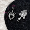 Detailansicht des 30mm x 17mm Pink Herz Kreuz Katze Anhängers mit Größenmarkierungen - Schwert Kreuz Herz (31#)