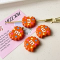 Detailansicht der orangefarbenen m-Buchstaben-Perlen für DIY-Schmuck und Handwerk - Orange Buchstabe Keks Stil (3#)