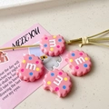 Detail von rosa Harzanhängern in Keksform mit M-Buchstaben und bunten Punkten für DIY - Rosa Buchstabe Wellenkeks Stil (4#)