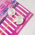 16mm Lutscher Anhänger mit rosa Emaille Herz und Spiralstruktur für DIY Schmuckherstellung - Lutscher Form Anhänger