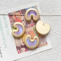 Dettaglio macro di perline a mezza luna in lega con inserto viola per gioielli fai-da-te - Bordo Oro Opaco-Viola Cangiante(9#)