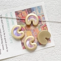 Dettaglio delle perle a luna in lega con resina iridescente per gioielli fai-da-te - Bordo Dorato-Viola Rosato Cangiante(10#)