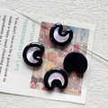 Vista dettagliata di quattro perle a mezzaluna DIY in nero e rosa perlato per gioielli - Bordo Nero-Viola Rosato(16#)