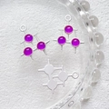 Makro-Detail von silbernen Sternanhängern mit lila Edelsteinen für DIY-Schmuck - Silber Dreieckig Rosenroter Stein (6#)