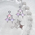 Detailansicht von drei silbernen geometrischen Anhängern mit lila Steinen für DIY-Schmuck - Silber Dreieckig Violetter Stein (11#)