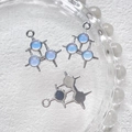 Makro-Detail von molekülförmigem Anhänger mit hellblauen Steinen für DIY-Schmuck - Silber Dreieckig Blauer Stein (12#)