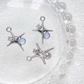 Makroaufnahme von sternförmigen Silberanhängern mit blauem Mondstein und Zirkonia - Silber Kreuzstern Mondlicht Blauer Stein (15#)