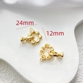Makroansicht vergoldeter Verbindungsringe mit Maßen von 24 mm und 12 mm für DIY-Schmuck - 18K Gold - Gedrehter Kreis OT-Verschluss