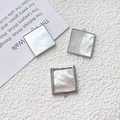 Vista macro de colgantes cuadrados de plata con incrustación de nácar blanco para joyas - Estilo 1