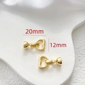 Makroaufnahme von 20mm herzförmigen vergoldeten Schmuckverschlüssen für DIY-Ketten - 18K Gold - Herz OT-Verschluss