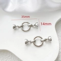 Gros plan de fermoirs à perles argentés pour bijoux DIY avec une longueur totale de 35mm - Or Blanc - Connecteur Double Coupelle