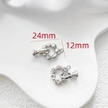 Gros plan d'un fermoir à bascule OT argenté avec placage 14 carats et accents de zircon - Or Blanc - Fermoir OT Cercle en Zircon