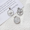 Detalle macro del colgante de plata con nácar blanco y motivo de estrella de circonita - Estilo 7