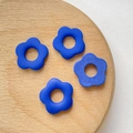 Détails de quatre fleurs en résine bleu marine mat pour bricolage sur un plateau en bois - Fleur à Cinq Pétales (1#) / 1 Pièce / Bleu foncé