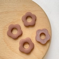 Détail macro de fleurs en résine terracotta mate pour loisirs créatifs sur bois - Fleur à Cinq Pétales (3#) / 1 Pièce / Rouge Brique