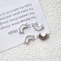 Detalle macro de conectores de nácar en forma de luna para creación de joyas - Estilo 13