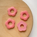 Détail de quatre fleurs en résine rose sur un plateau en bois pour bricolage DIY - Fleur à Cinq Pétales (6#) / 1 Pièce / Rose prune