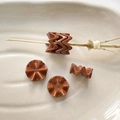 Macro-detail van karamelkleurige gegolfde acryl kralen voor DIY-sieradenaccessoires - 3# Karamelbruin