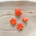 Detailopname van oranje acryl gegolfde kralen voor DIY sieraden op een keramisch blad - 4# Oranje