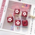 Gros plan de perles carrées rouges avec motifs floraux blancs pour création de bijoux - 5# Marguerite Rouge