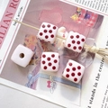 Gros plan de cinq perles de dés en résine rose avec points rouges pour bijoux DIY - 6# Points Rouges Roses