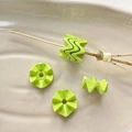 Macro-detail van grasgroene golvende acrylkralen met glanzend glazuur voor DIY-sieraden - 11# Grasgroen