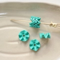 Detailopname van gegolfde tiffany blauwe acryl kralen op een tak voor DIY-sieraden - 12# Tiffany Blauw