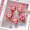 Gros plan sur des perles cubiques à carreaux rouges avec motif ours pour créations DIY - 11# Plaid Strawberry Bear