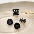 Macro-opname van golvende zwarte acryl kralen in keramiek voor DIY-sieraden - 15# Zwart
