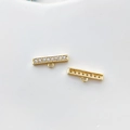Vista macro di connettori placcati in oro 14k con sette zirconi bianchi incastonati - 2# Medio Color Oro 18K