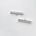 Dettaglio macro di ciondoli rettangolari in argento placcati oro 14k con zirconi - 4# Grande Color Platino