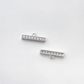 Détail de pendentifs barres argentés avec 7 oxydes de zirconium et anneaux centraux - Moyen Couleur Or Blanc